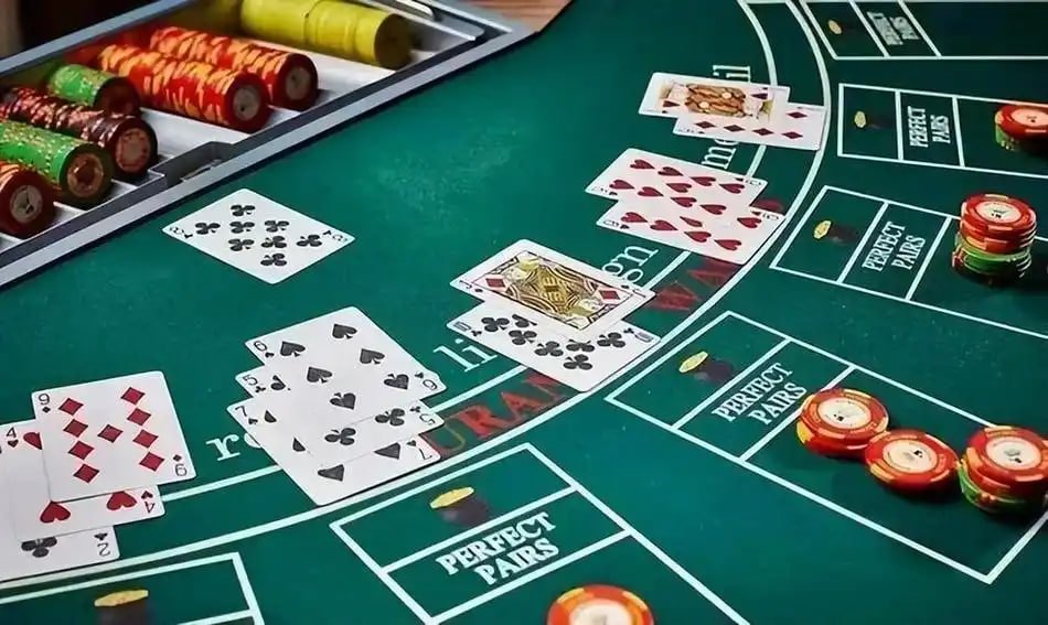 Live casino games available on fb005 including baccarat and roulette tables